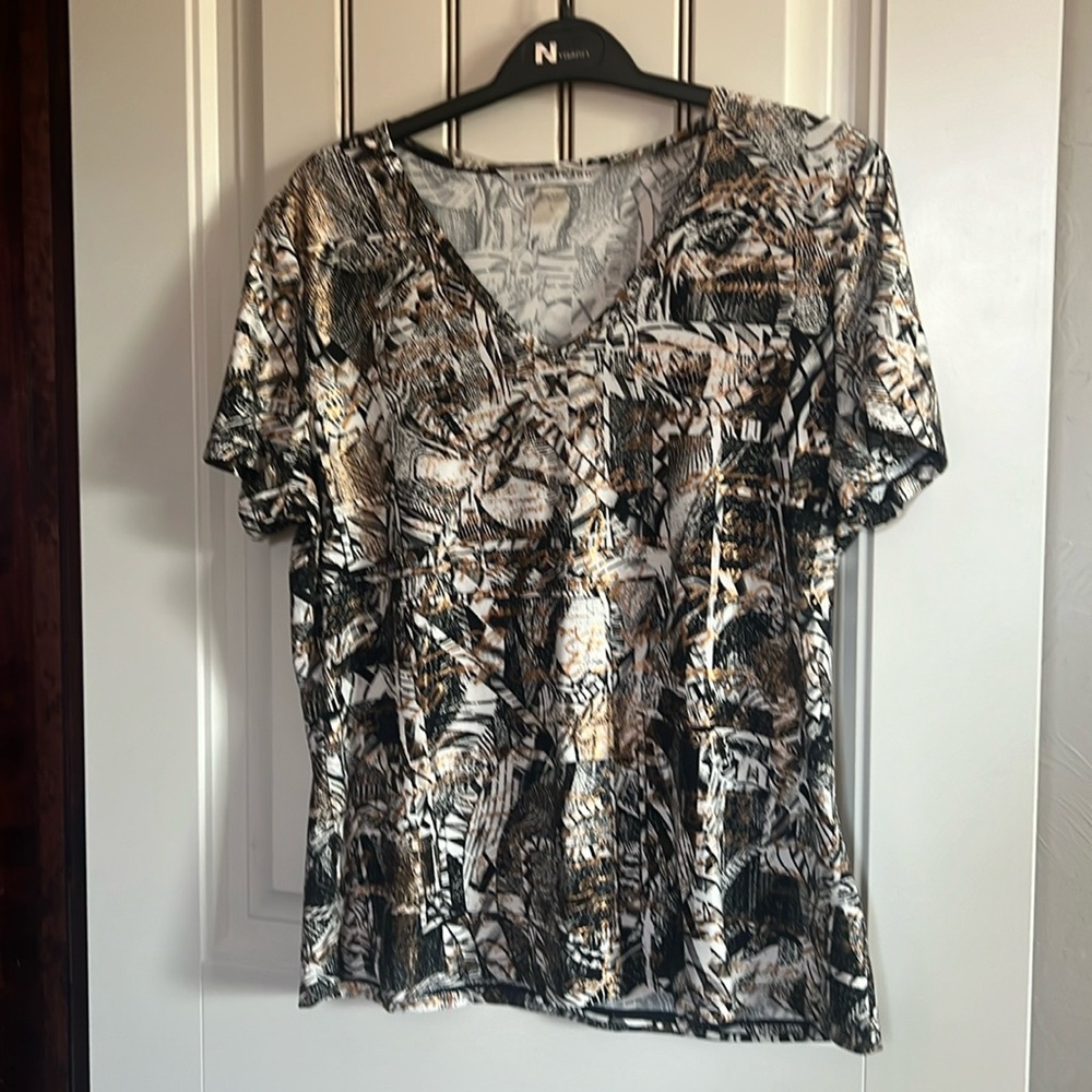 Peter Nygard Beautiful Short Sleeve Tee-Shirt in Excellent Condition.